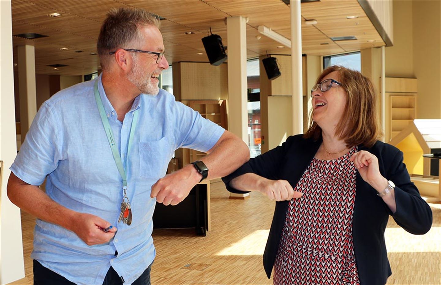 GRATULASJON: Rektor Jens-Petter Storheim og biblioteksjef Leikny Haga Indergaard gratulerer kvarandre med godt samarbeid i nye Åsane videregående skole.