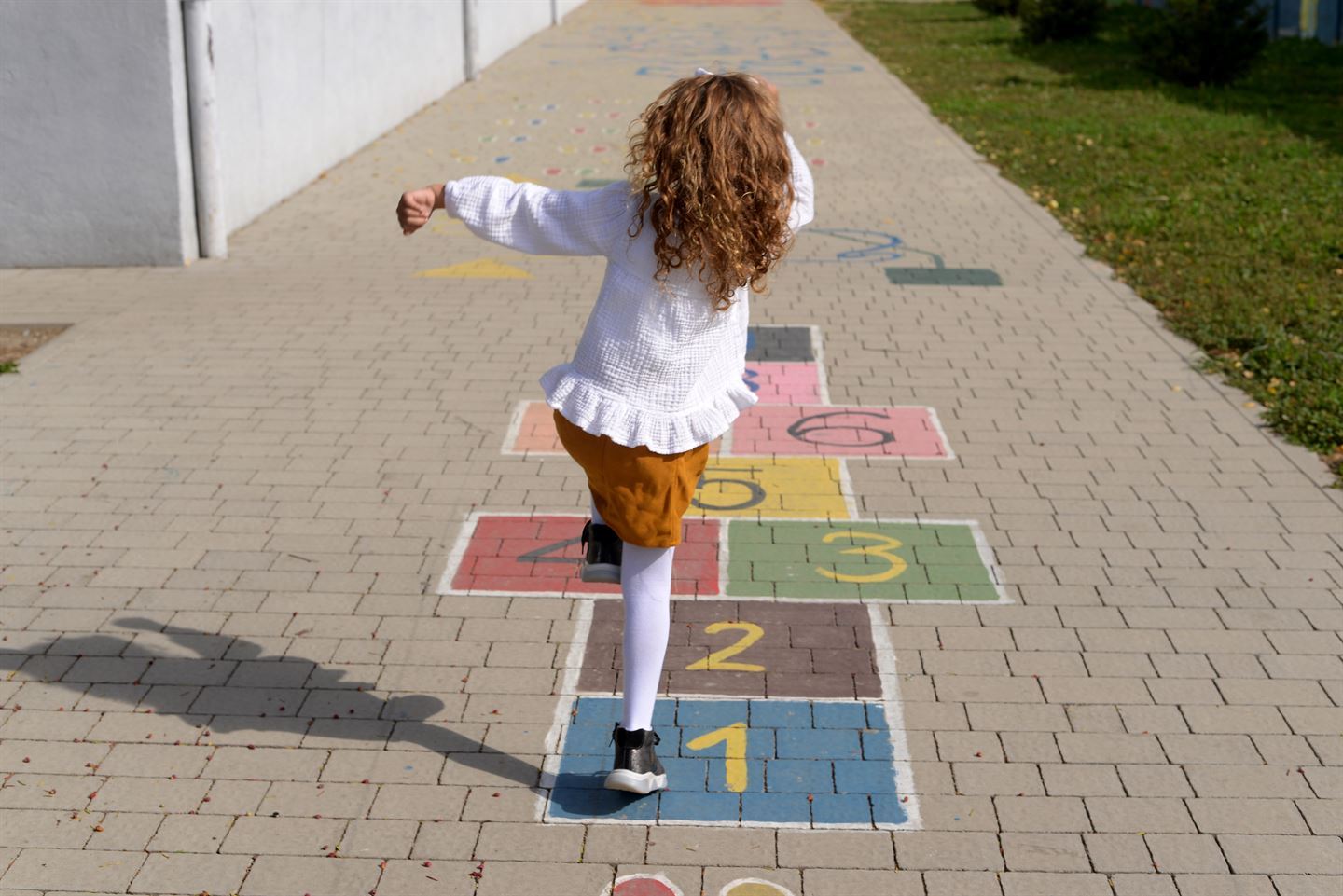 foto av lita jente som hoppar paradis