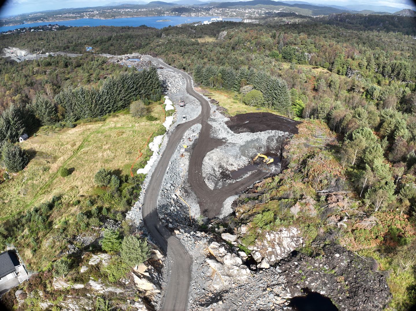Kråkestølen og vegen vidare inn mot Haugadalen/Nibbene. Her er det arbeid med vegoppbygging og skråning. Skjæringar på begge sidar blir etablert. Dronefoto: Ole Andrè Helland Olsgaard, Vestland fylkeskommune