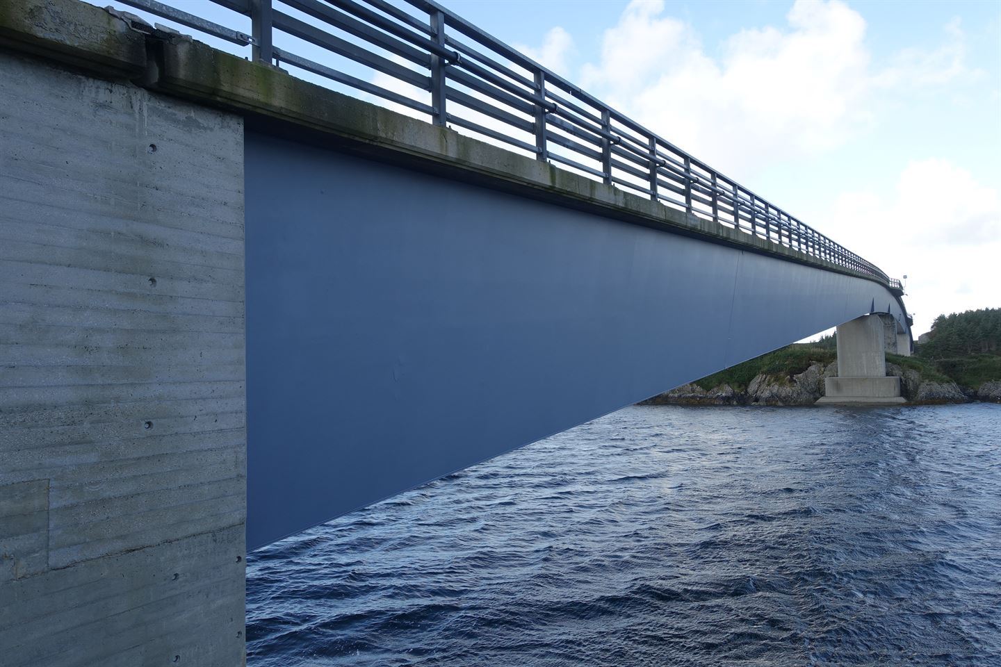 BRUARBEID: Vestland fylkeskommune skal utføre vedlikehaldsarbeid på Ytre Melværsundbrua på Værlandet.