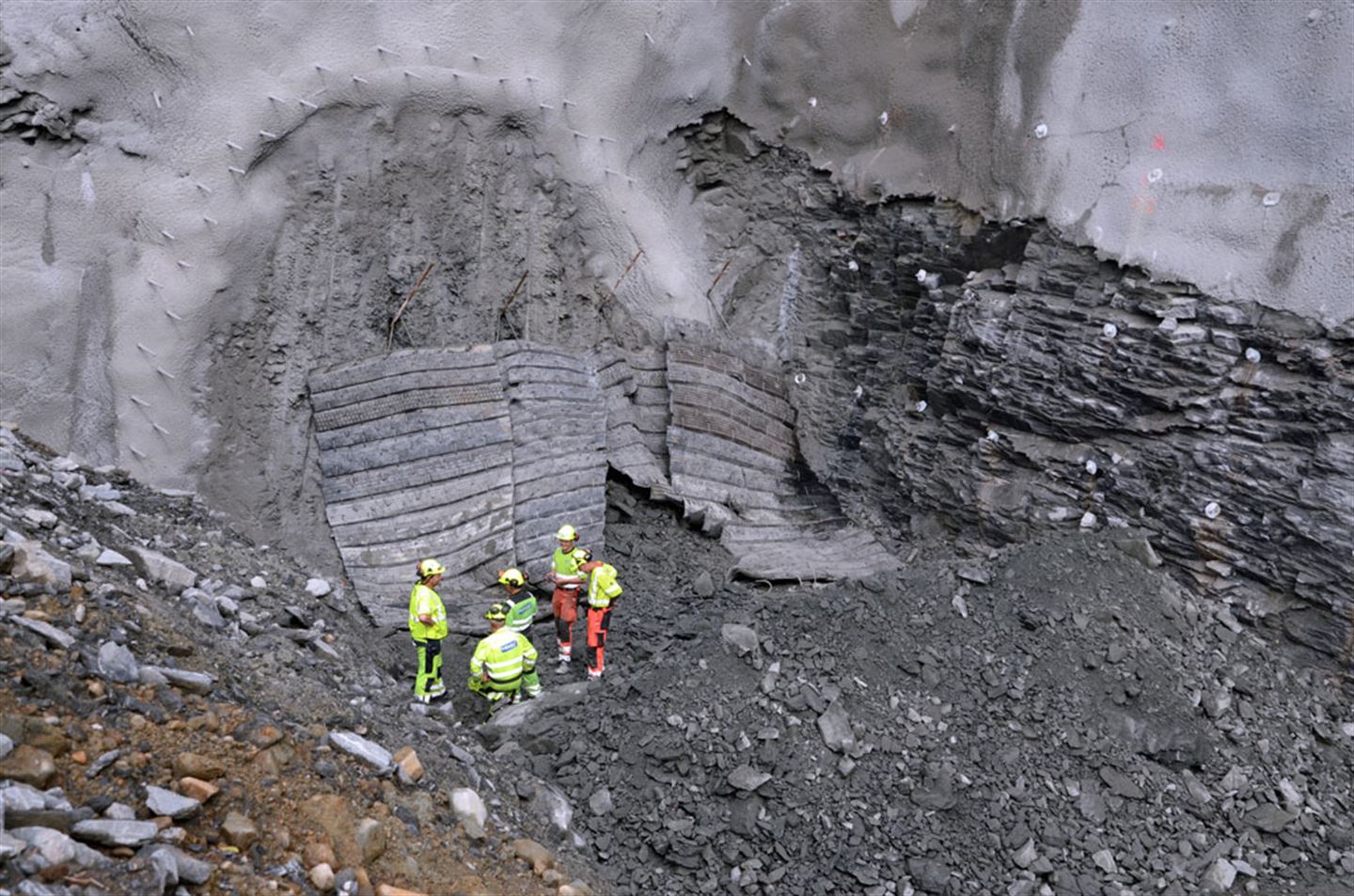 Menn framfor tunnelpåhogg.