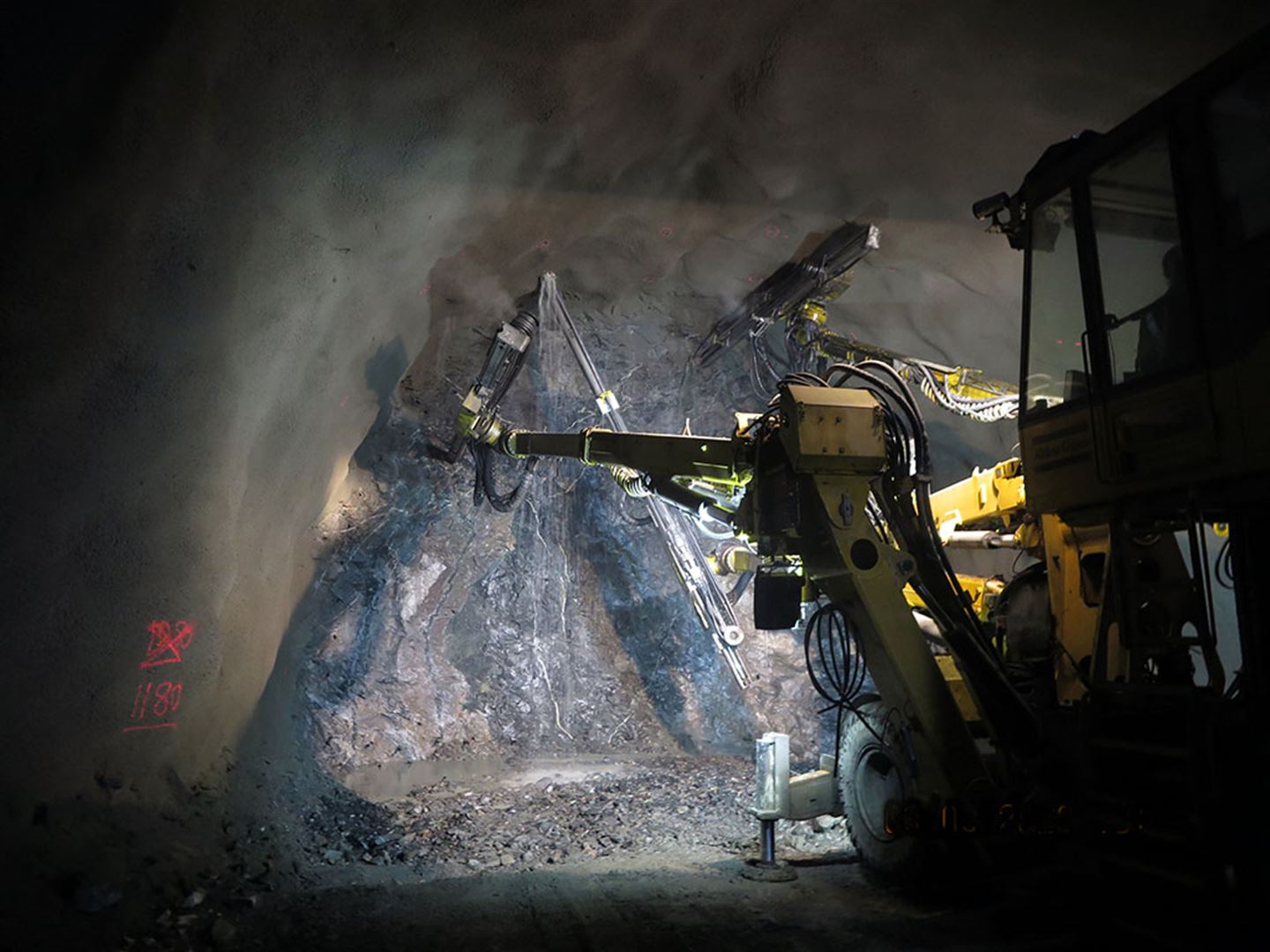 Tunnelvegg med tunnelrigg