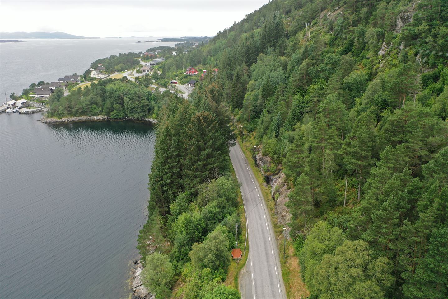 BRANDSØYVEGEN: Fv. 5704 i Florø går langs Solheimsfjorden. Januar 2022 starta arbeidet med bygging av 1,5 kilometer med gang- og sykkelveg.