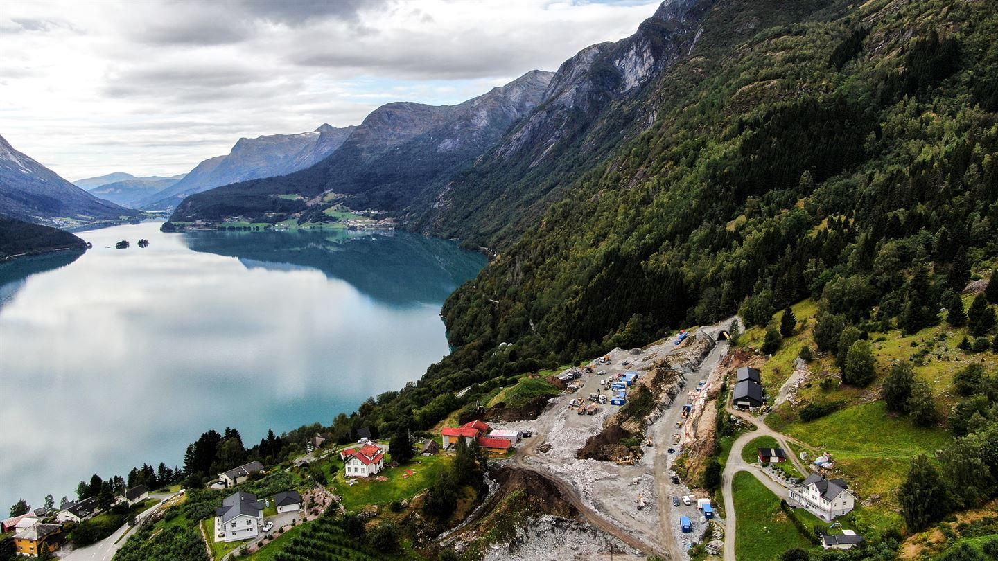 Skredsikringa av fv. 5722 til Flo i Stryn kommune er eit av mange skredskringsprosjekt i Vestland. foto: Vestland fylkeskommune