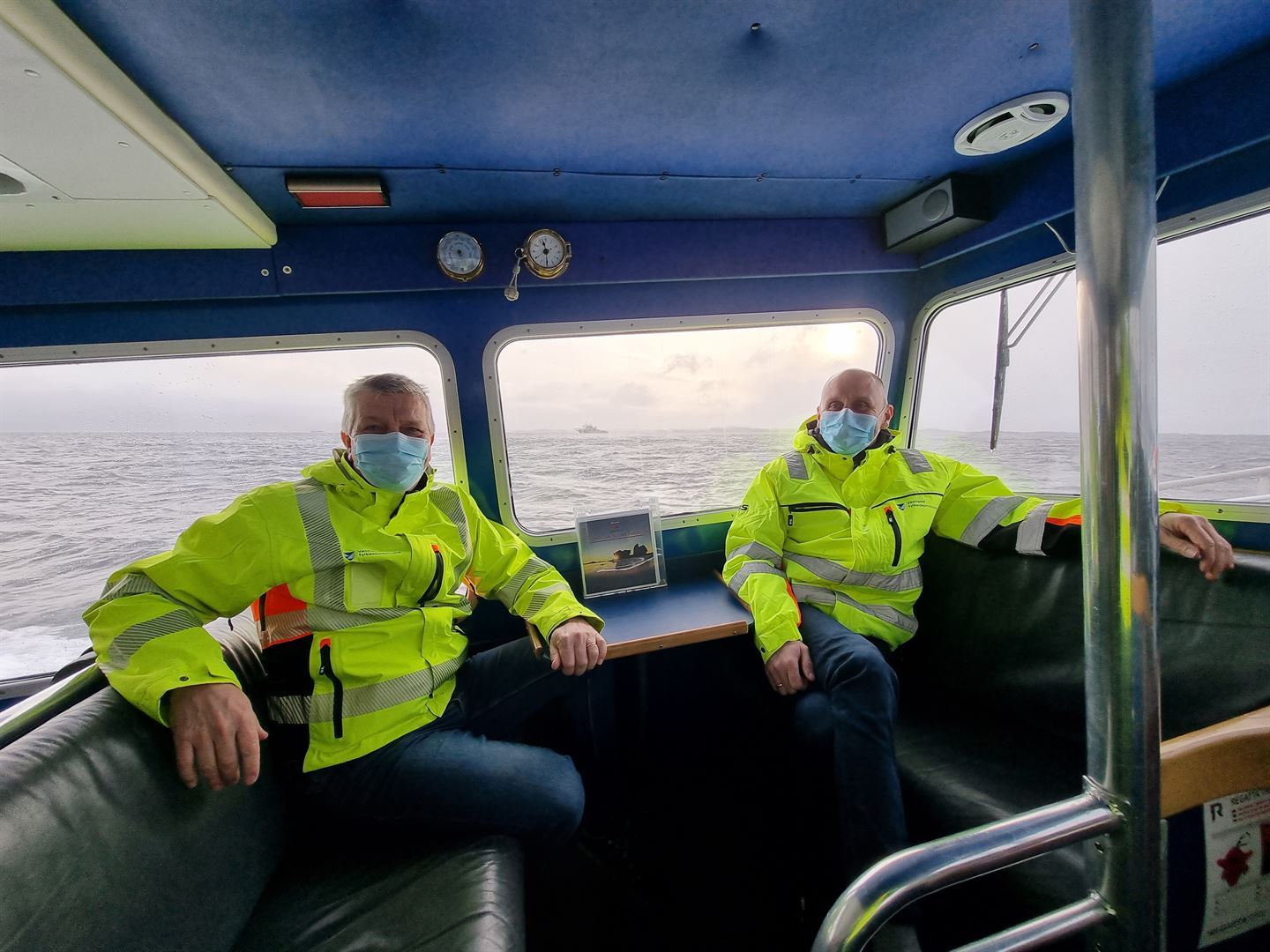 BÅTTUR: Frå synfaring i Ytre Steinsundet, (f.v.) Gunnar Solbakken, leiar for Utbygging Nord, og prosjektleiar for Ytre Steinsund bru, Helge Jostein Follevåg. (Foto: Halvard Henjum Halsnes/Vestland fylkesommune)