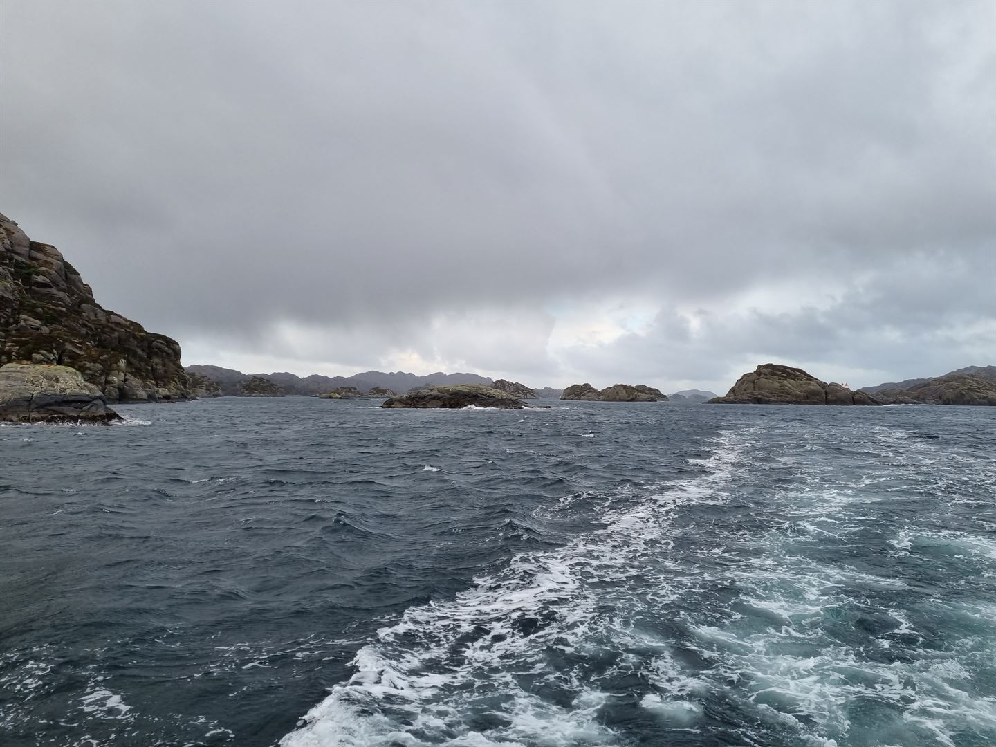 KRYSSINGSPUNKT: Her skal brua gå når den står ferdig i 2025/2026. (Foto: Halvard Henjum Halsnes)