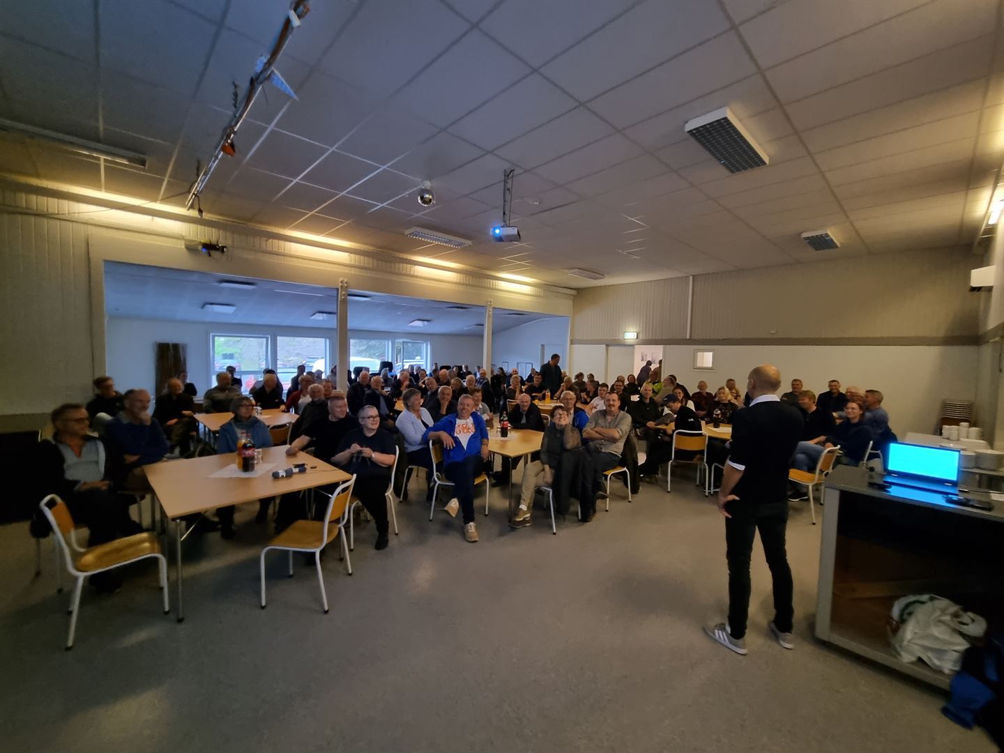 PRESENTERTE PLANANE: Prosjektleiar Helge Follevåg presenterte prosjektet, gjekk igjennom tidslinje og byggeplanar og viste illustrasjonar.(Foto: Halvard Henjum Halsnes)