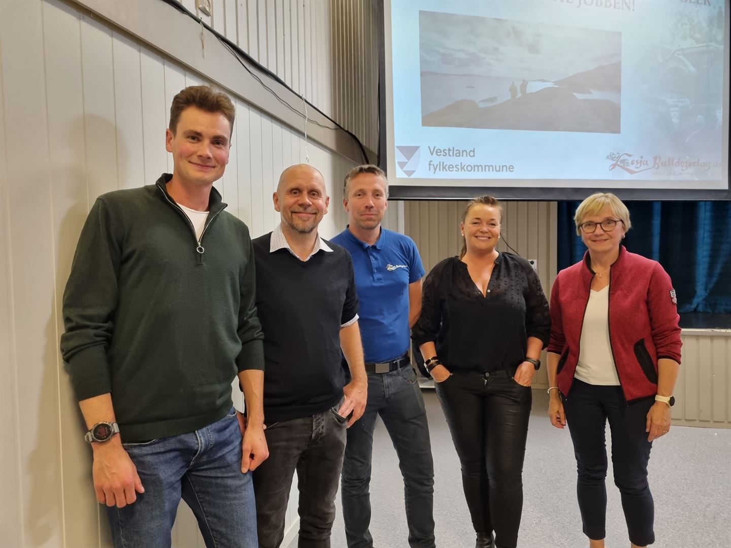 I SOLUND: F.v. Halvard Henjum Halsnes (byggeleiar Vestland fylkeskommune), Helge Follevåg (prosjektleiar Vestland fylkeskommune), Marius Storhaug Nyløkken (prosjektleiar/ maskinansvarleg Lesja Bulldozerlag), Ann Kathrin S. von Rappe (dagleg leiar Lesja Bulldozerlag), og ordførar Gunn Åmdal Mongstad. (Fotograf: Trond Sæbø Skarpeteig)