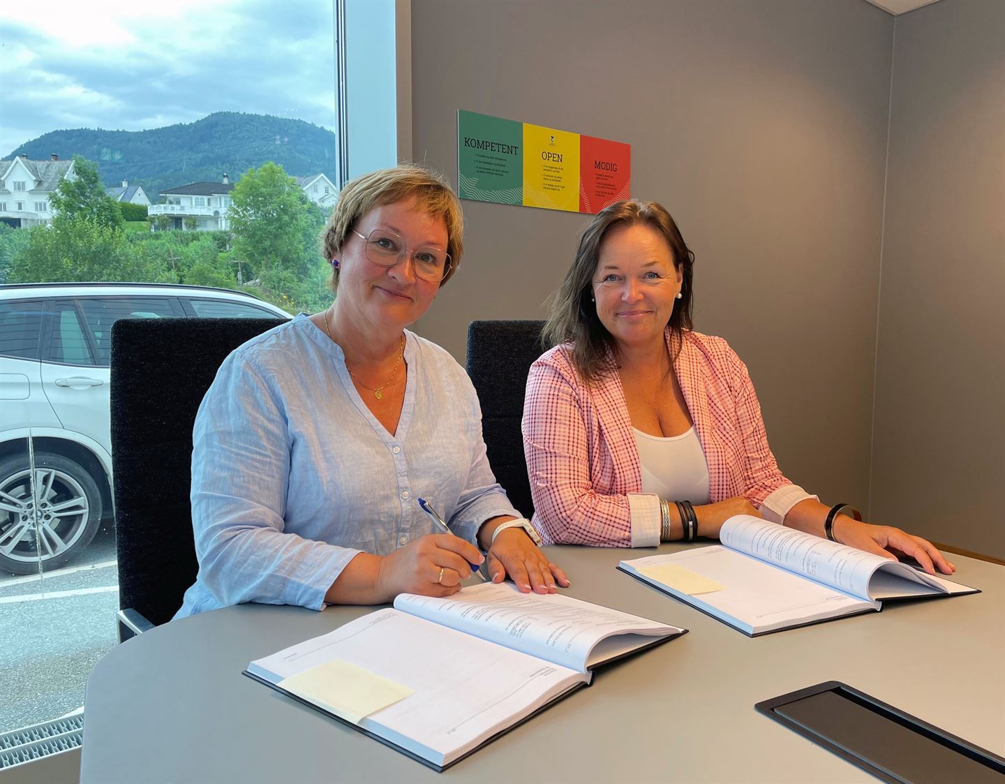 VEGKONTRAKT: Avdelingsdirektør infrastruktur og veg, Dina Lefdal, og dagleg leiar i Lesja Bulldozerlag, Ann-Kathrin Storhaug Von Rappe signerte kontrakt på vegdelen av bruprosjektet i Solund. (Foto: Ingvild Ramstad/Vestland fylkeskommune)
