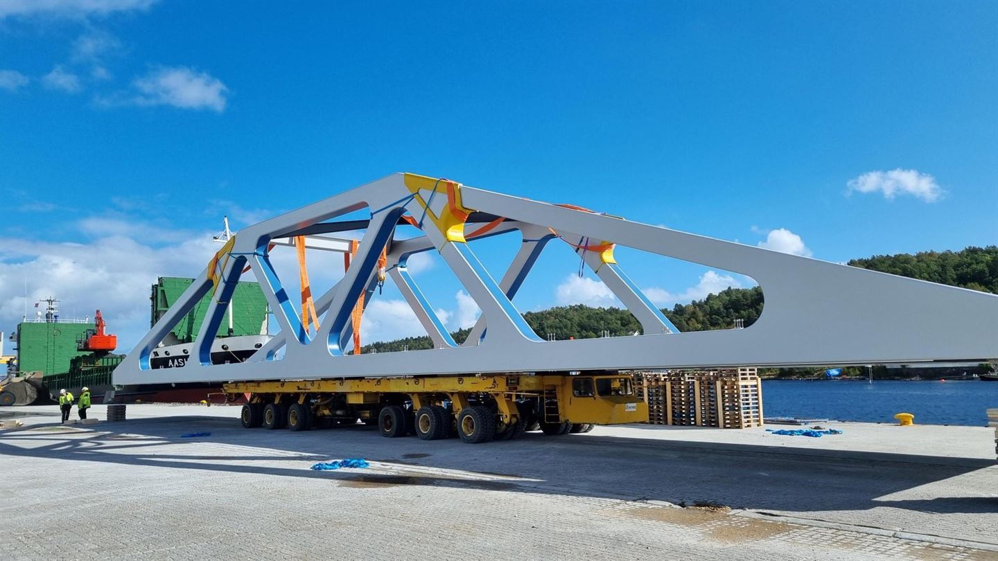 Bildet viser Paradis bru. Brua er 42 meter og er grå.