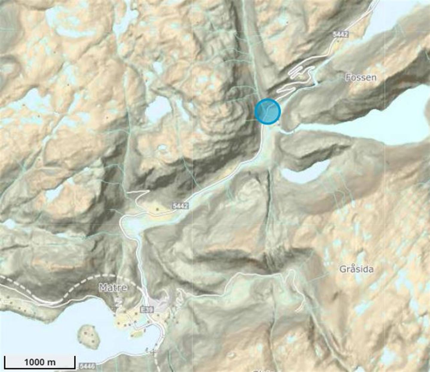 På kartet er Tverrlida bru på fv. 5442 mellom Matre og Bjordal markert med ein blå prikk.