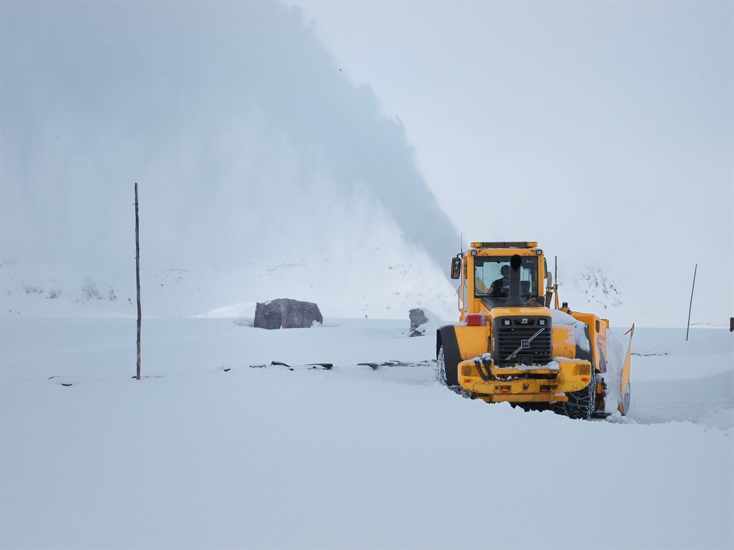 Lastebil med snøfres og plog på høgfjellsovergang.