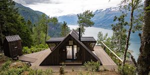 Dagsturhytta Hovdekruno i Lofthus med utsikt ned mot fjorden.