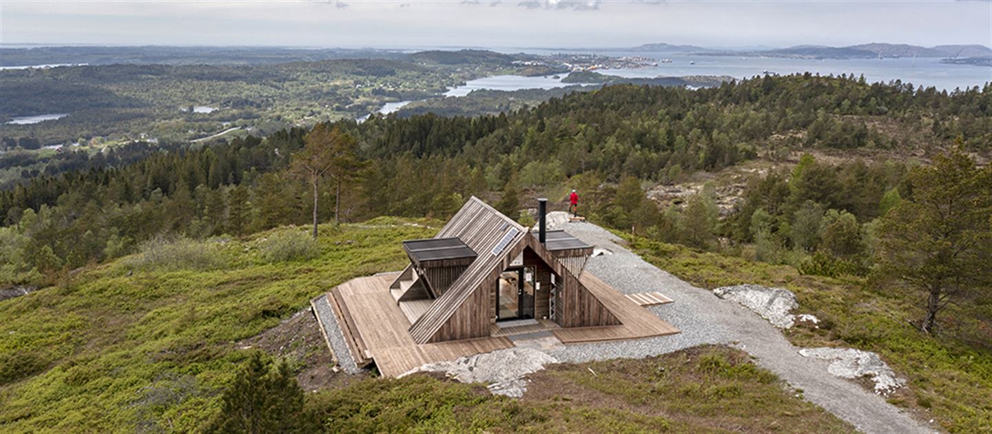 Dagsturhytta i Lindås, med utsikt mot havet og Mongstad i bakgrunnen