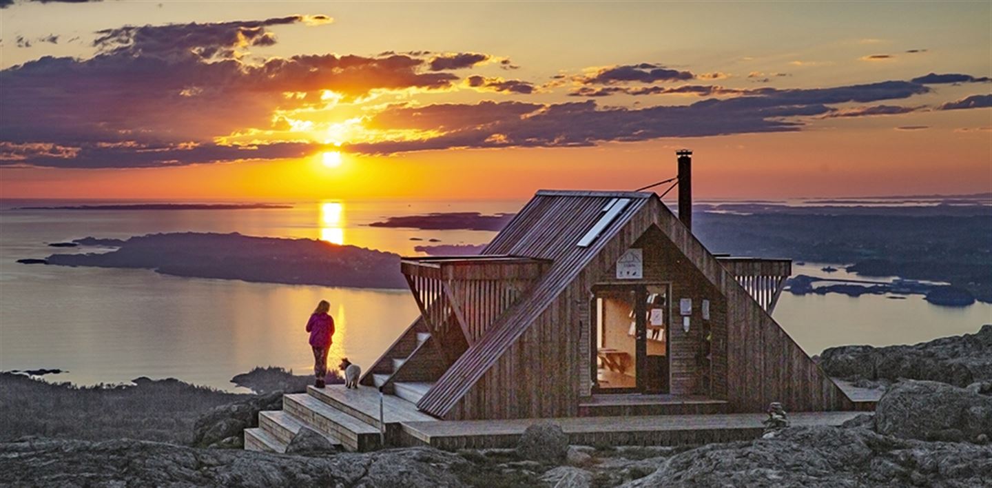 Dagsturhytta Eldsbu i Alver i solnedgang.