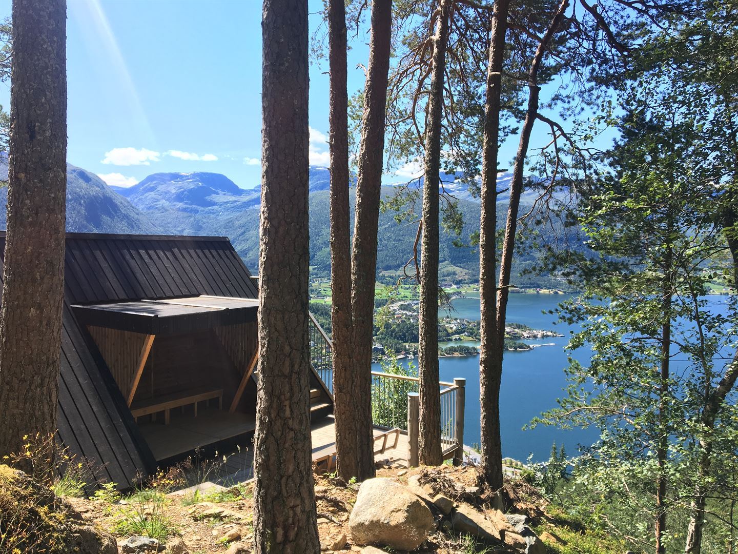 Bilde av ei dagsturhytte i skog.