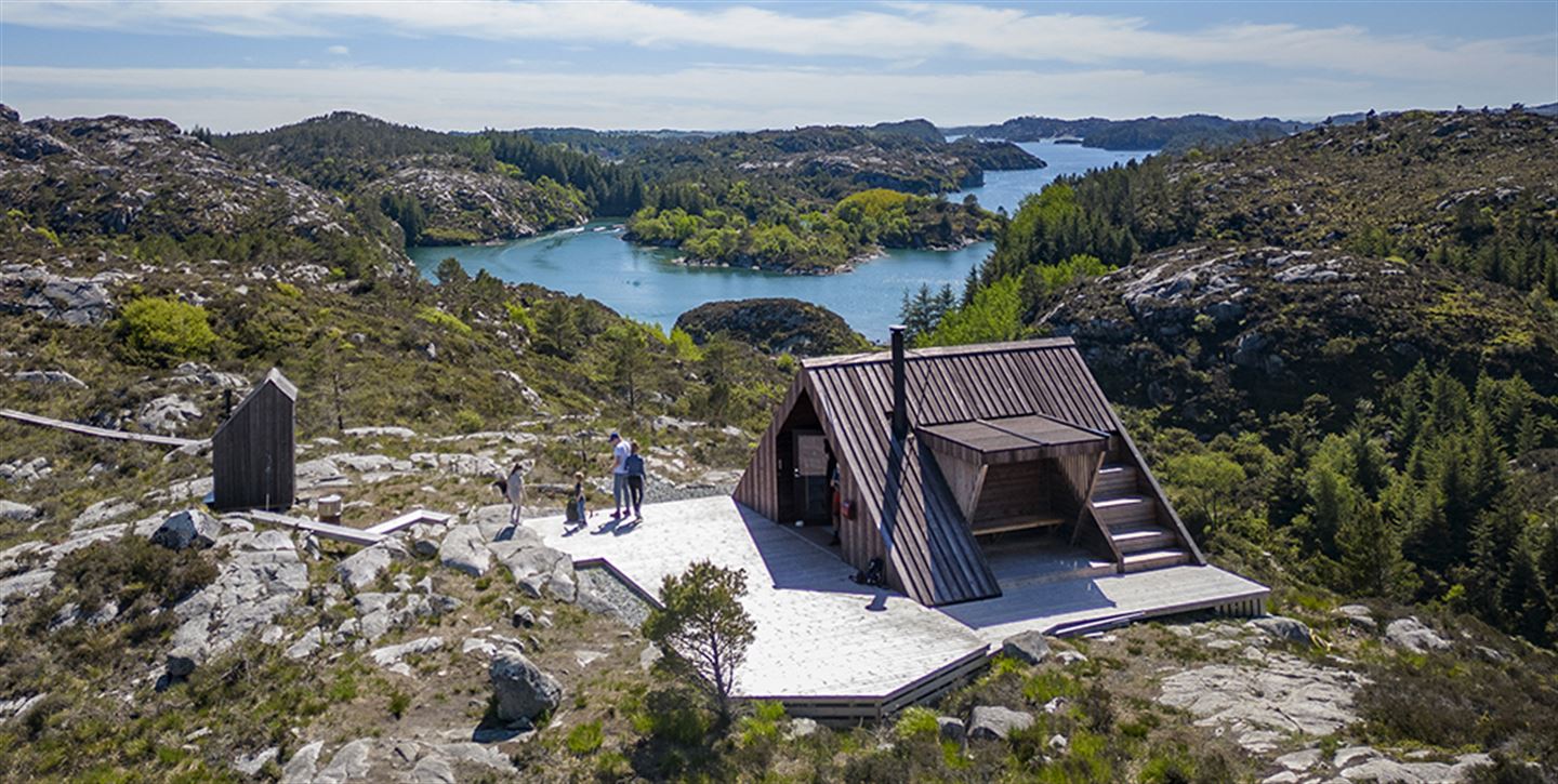 Dagsturhytta Kurebu på Bømlo med nokre folk utanfor