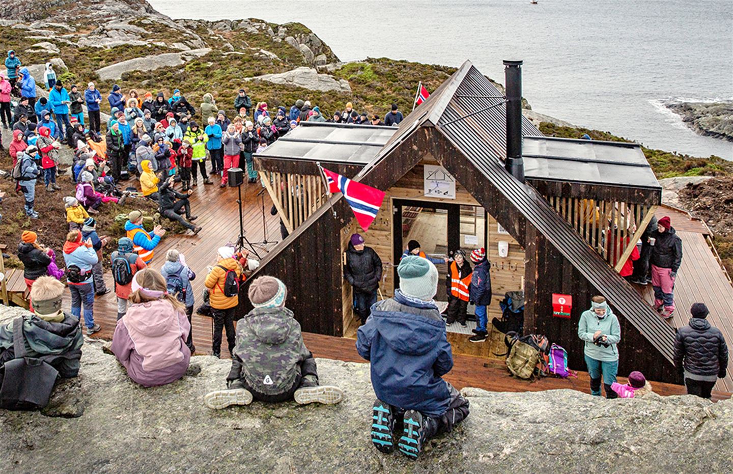 Mykje folk utanfor dagsturhytta Rambua i Øygarden.