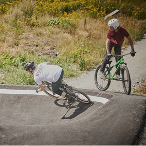 to syklistar på pump track