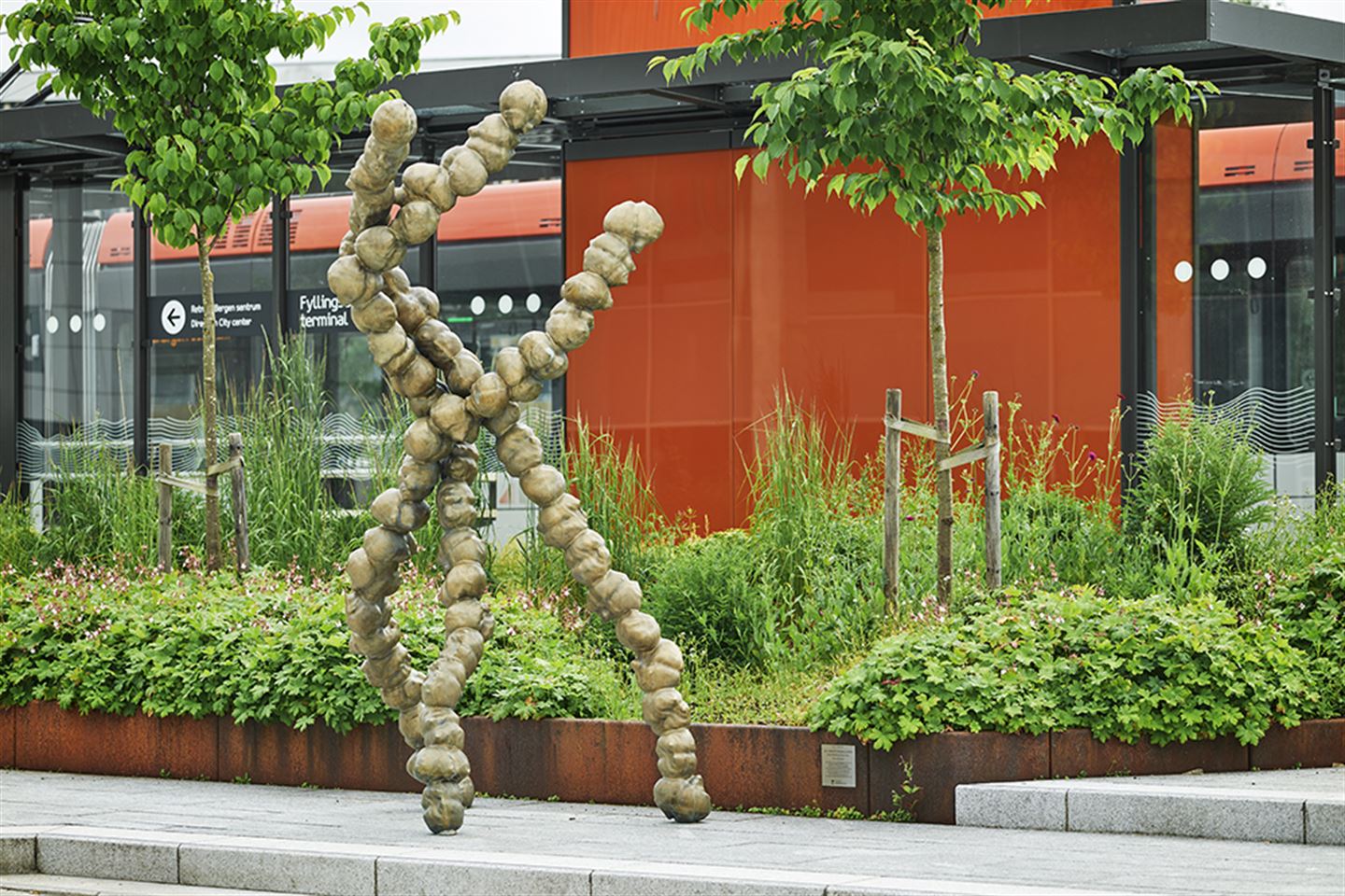 Bronseskulptur på bybanestoppet i Fyllingsdalen.