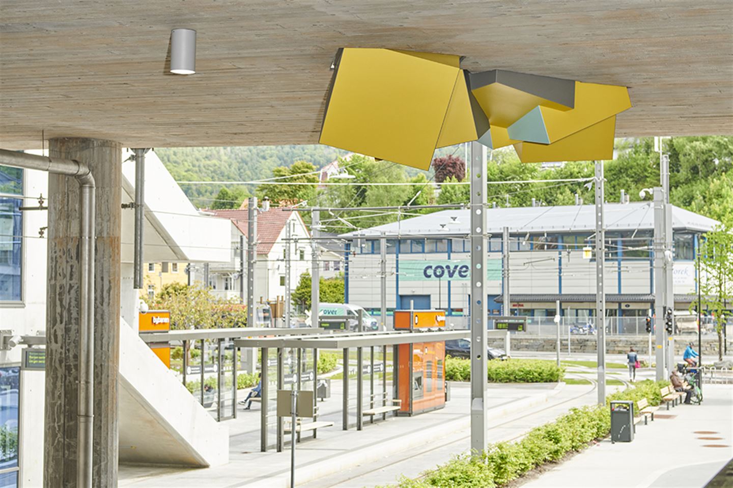 Kunstverket Lysbryter på bybanestoppet Kristianborg i Bergen. Det er "opphopingar» av kubar, der flatene er lakkerte i ulike, klare fargar.