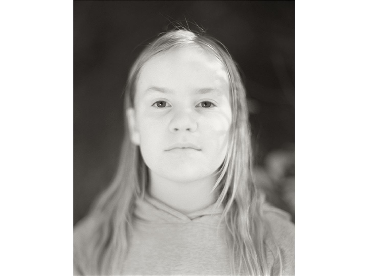 svart-kvitt-nærbilde av ung jente