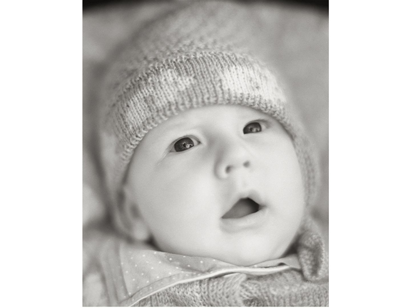 svart-kvitt-foto av baby med lue