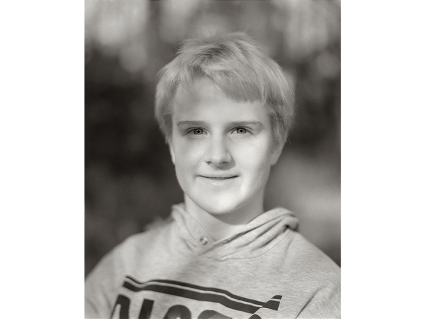 svart-kvitt-foto av ung gut