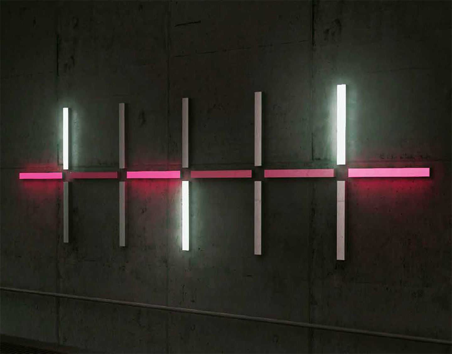 Foto av kunstverket Prime inni ein bybanetunnel. Det er lys i rosa og kvitt.