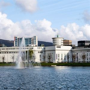 Foto av museet KODE i Bergen, med Lille Lungegårdsvann i framkant.