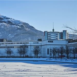 Lille Lungegårdsvann og Kode i Bergen ein vinterdag med sol og snø.