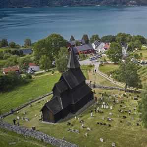 Dronefoto av Urnes stavkyrkje, Ornes og Lustrafjorden. 