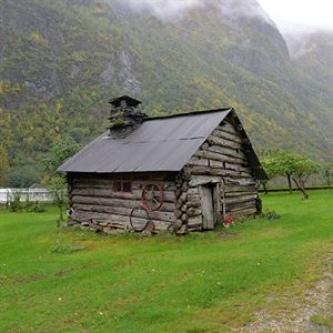 Foto av gamalt, lafta stabbur.