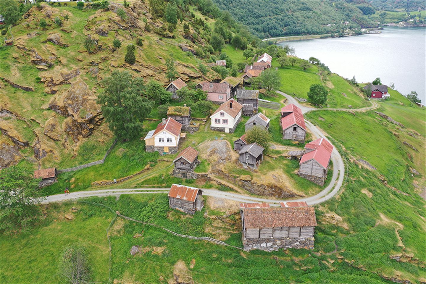 dronebilde som syner gardstunet på Otternes i Aurland