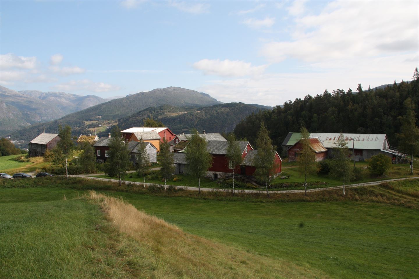 Foto frå gardstunet Ystås på Voss. Mange hus samla i ei klynge.