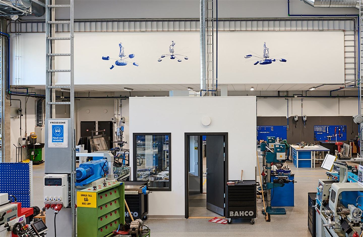 foto av kunstverket Oppdrift, som er montert i verkstadhallen for TIP ved Åsane vidaregåande skule