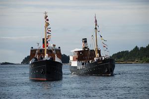 Foto av veteranbåtane MS Atløy og MS Granvin