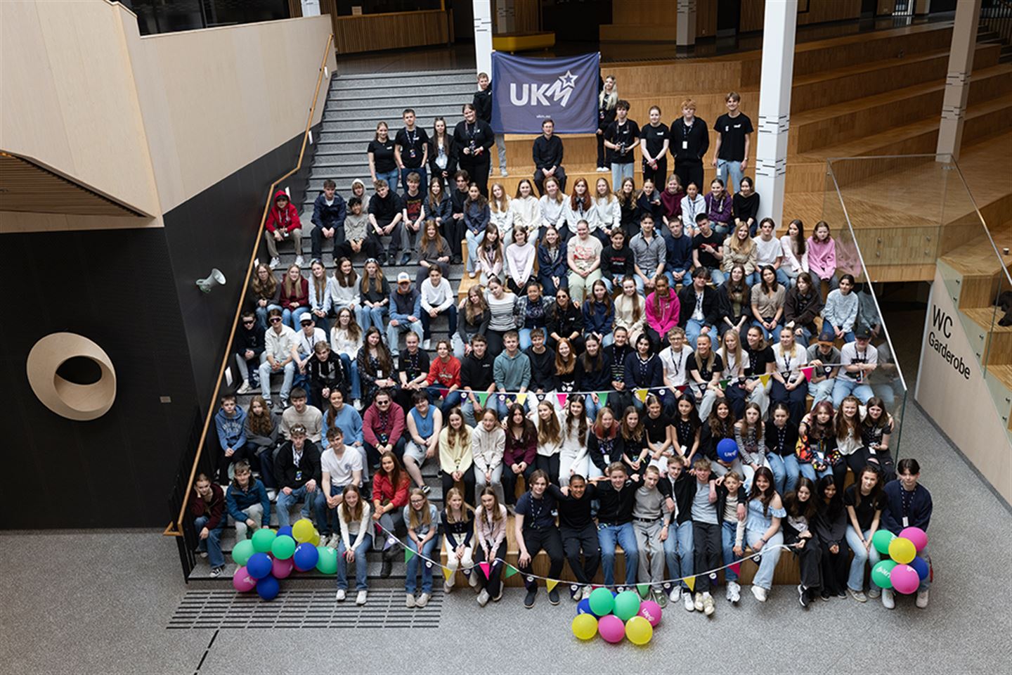 Ungdomar som deltok på UKM i Åsane samla i ei trapp.
