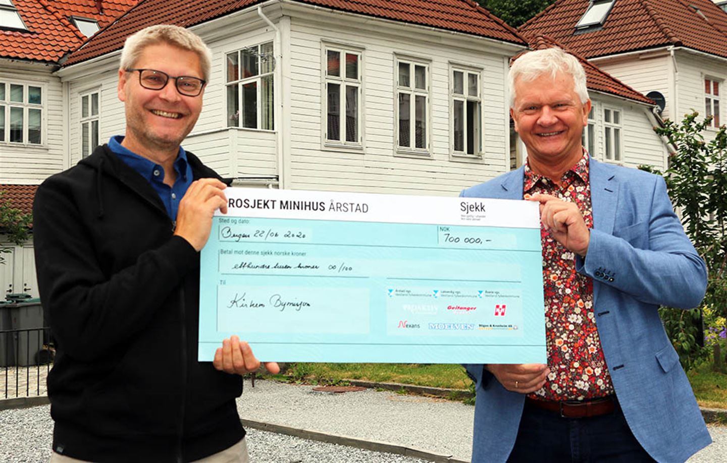 Arthur Tøsdal ved Årstad videregående skole (t.h.) overrekkjer 100 000 kroner til Kirkens Bymisjon, ved dagleg leiar Arne Lynngård.