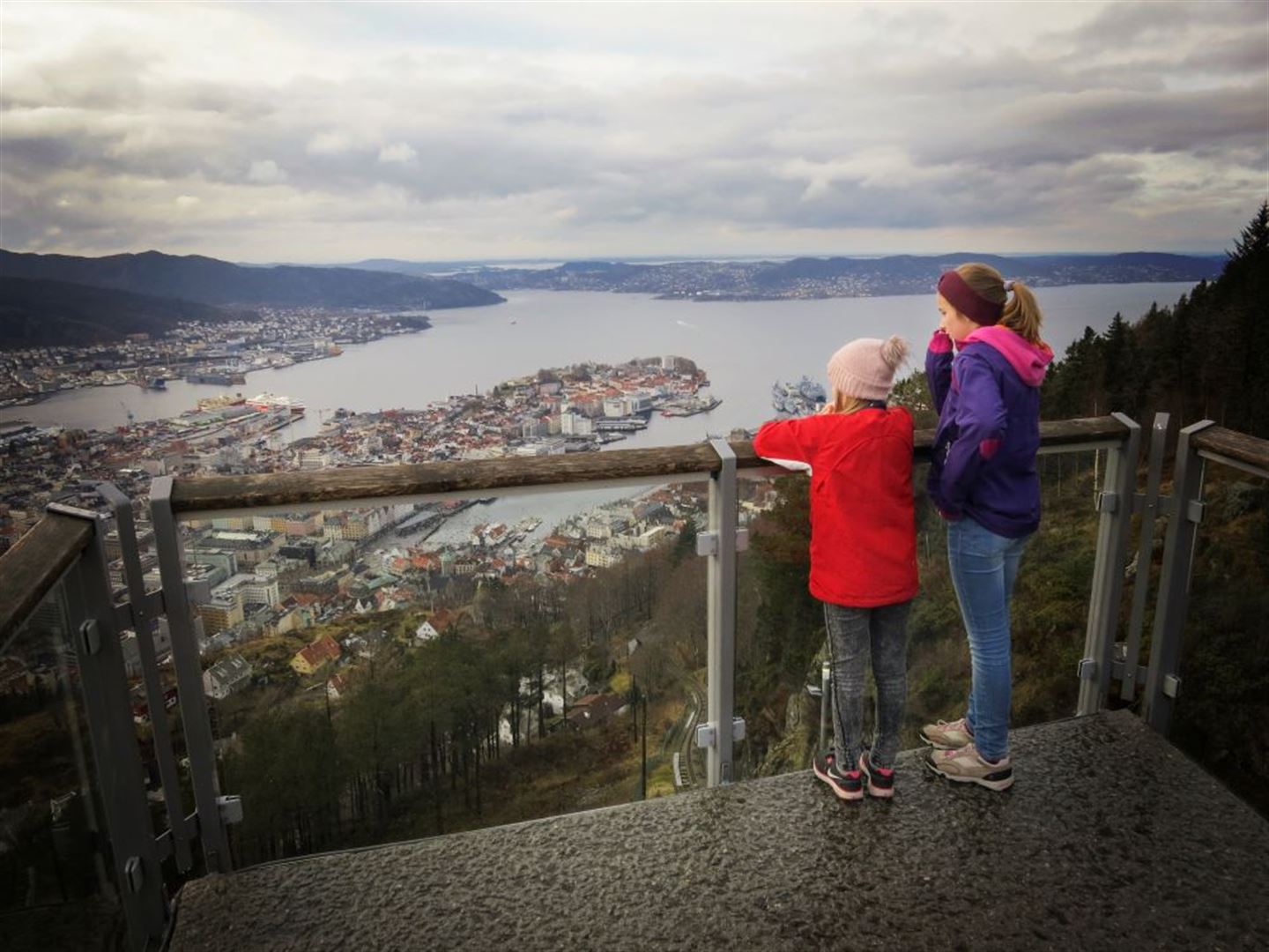 foto av to jenter som ser utover Bergen frå Fløyen