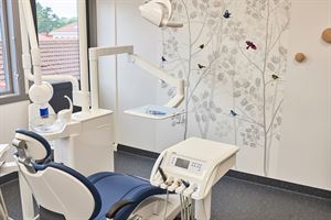 bilde av en stol på eit behandlingsrom på tannklinikk