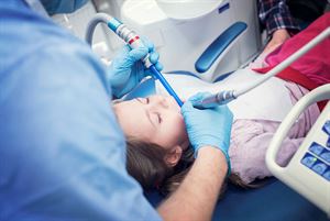 illustrasjonsfoto av et barn som får tannbehandling 