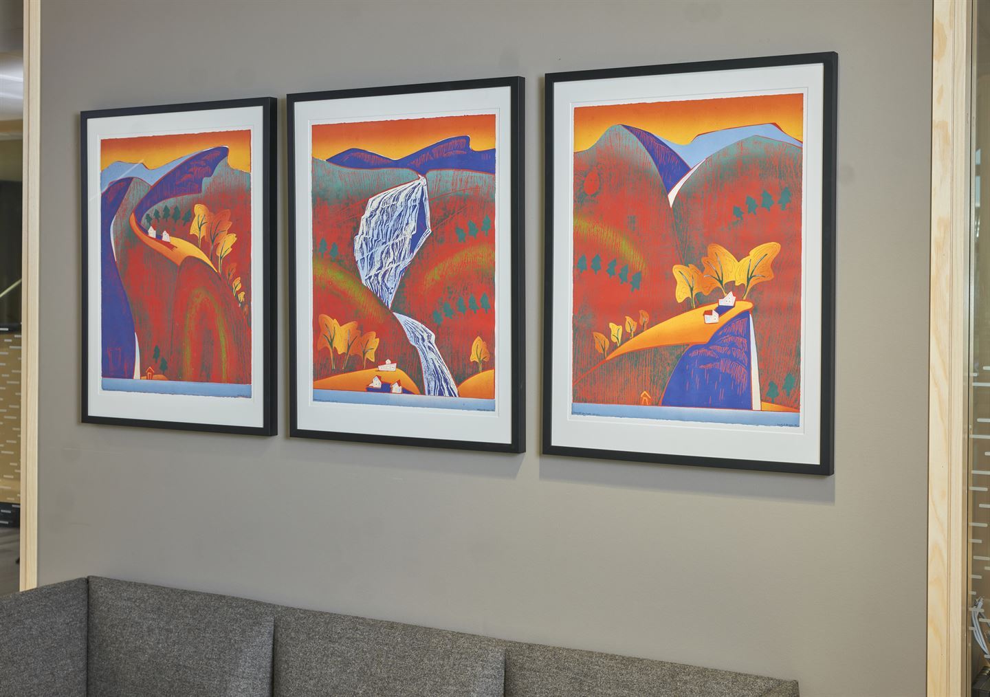 Foto av tre kunstverk i sterk oransje farge