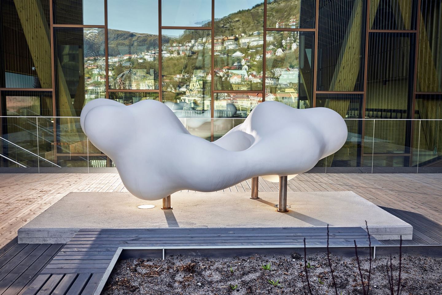 Foto av ei skulptursky utandørs på terrassen til Vestlandshuset. 