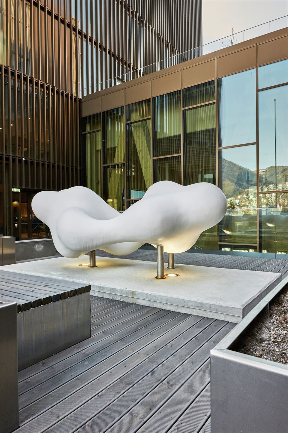 Foto av ei skulptursky utandørs på terrassen til Vestlandshuset.