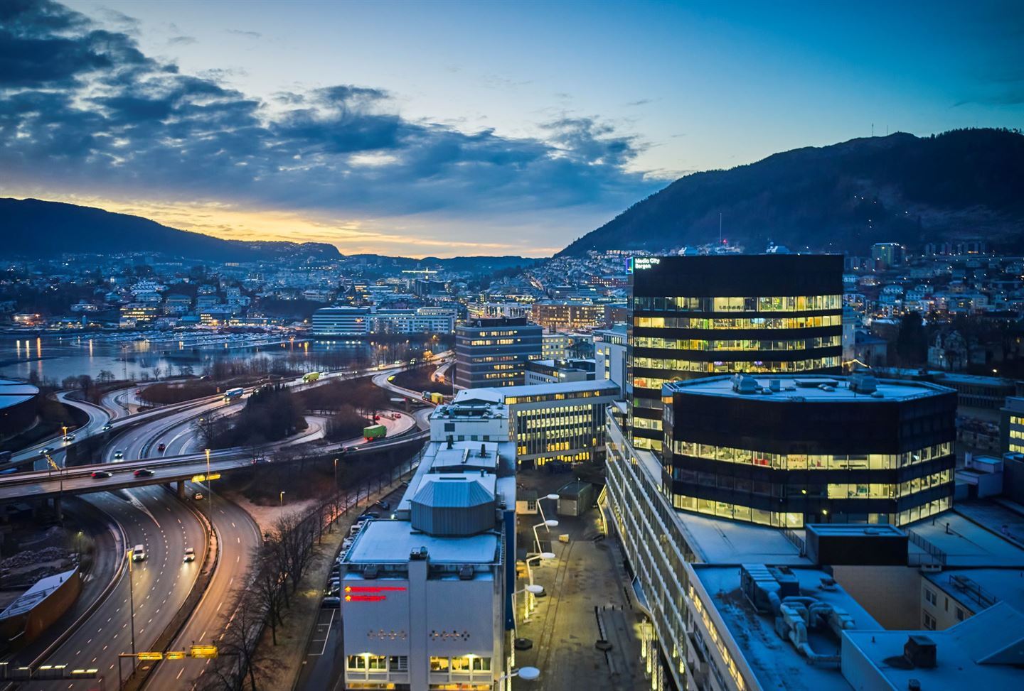 UTSIKT MOT SØR: Fylkeshuset ligg svært sentralt til. Her er  Media City Bergen til høgre og Store Lungegårdsvann til venstre. Foto: Morten Wanvik/Vestland fylkeskommune