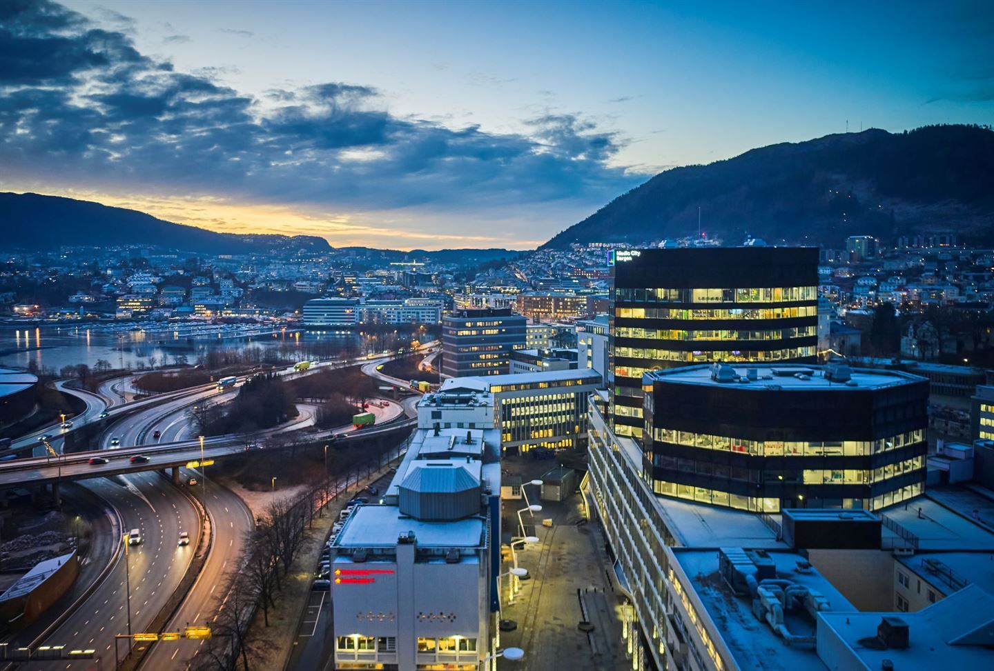 oversiktsbilde av bybilde i bergen om kvelden , mediacity sett ovenfra mot ulriken