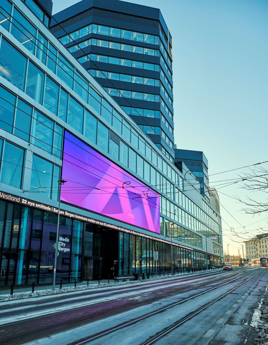 mediacitybygget med storskjerm utenpå