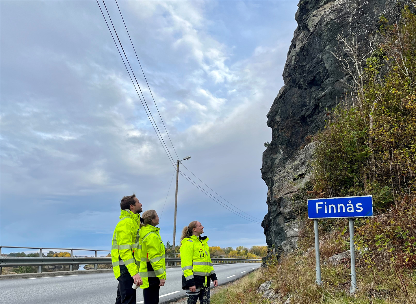 SYNFARING: Synfaring på Ramnabrotet langs fv. 541 Hestaneset-Sakseid. fv. Jan Helge Eggum, Trine Gjerde Hansen og Aurora Bjerkelund frå Vestland fylkeskommune.