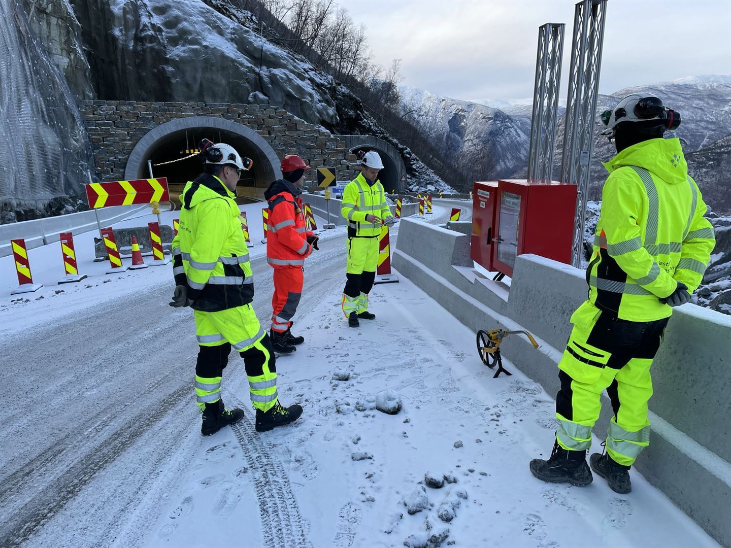Alle system må virke feilfritt før Ljoteli-tunnelen kan opnast. Her gjer fylkeskommunen traffikksikkerheitskontroll, ved byggeleiar Geir Magne Tyssebotn, Vestland fylkeskommune, Runar Stadheim, Statens vegvesen, Jens Bremer Remø, Vestland fylkeskommune og Jørn Fosen Simonsen, prosjektleiar Vestland fylkeskommune. foto: Ingvild Ramstad/Vestland fylkeskommune